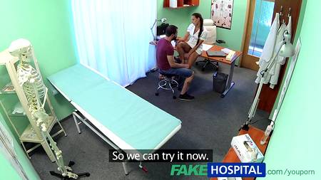 Сексапильная врачиха соблазнила мускулистого мужчину ее чпокнуть