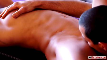 Чувак ебет в тренажерном зале ухоженную испанскую цыпочку