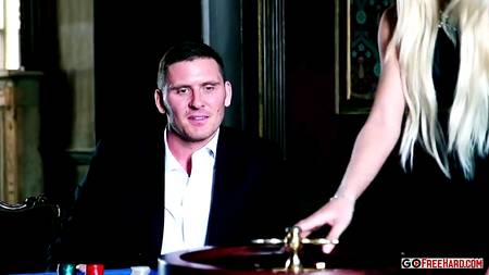 Длинноногая блондинка раскрутила клиента казино на секс прямо на игровом столе