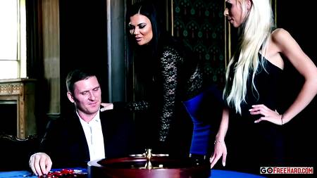 Длинноногая блондинка раскрутила клиента казино на секс прямо на игровом столе