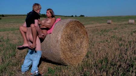 Деревенский пацан трахает в поле молодую длинноногую нифу