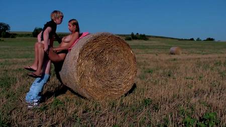 Деревенский пацан трахает в поле молодую длинноногую нифу