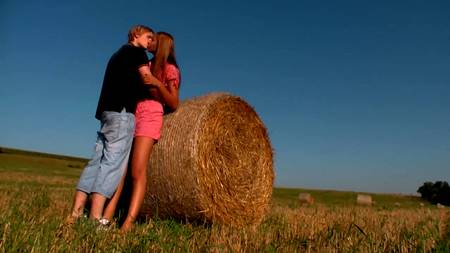 Деревенский пацан трахает в поле молодую длинноногую нифу