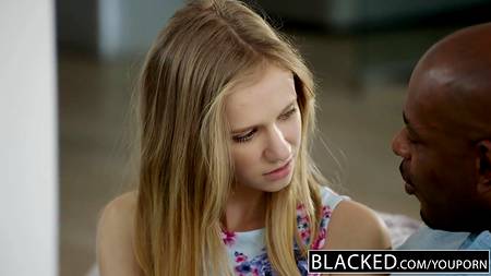 Худенькая девчонка раздвинула ножки перед черным ухажером