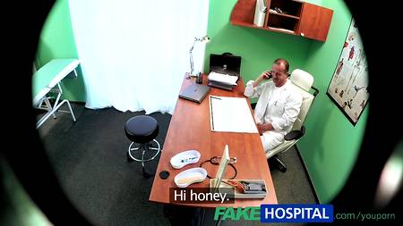 Зрелый доктор засаживает в больничке грудастой рыжеволосой нимфе