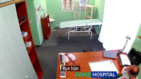 Зрелый доктор засаживает в больничке грудастой рыжеволосой нимфе