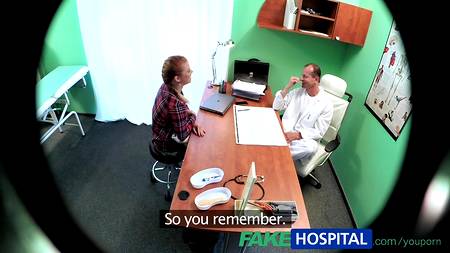 Зрелый доктор засаживает в больничке грудастой рыжеволосой нимфе