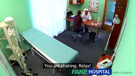 Зрелый доктор засаживает в больничке грудастой рыжеволосой нимфе