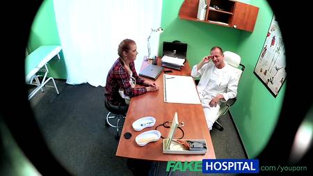 Зрелый доктор засаживает в больничке грудастой рыжеволосой нимфе