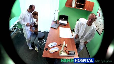 Зрелый доктор засаживает в больничке грудастой рыжеволосой нимфе