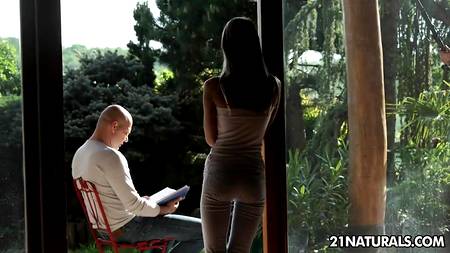 Прелестная Doris Ivy получила фонтан спермы в свой рот