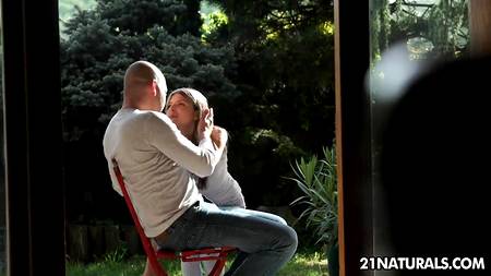 Прелестная Doris Ivy получила фонтан спермы в свой рот