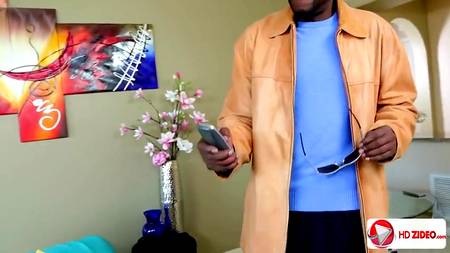 Обворожительная блондинка раздвинула ноги перед огромным негритосом