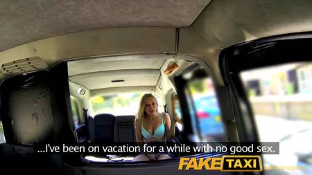 Молоденькая девушка отдалась таксисту в его автомобиле