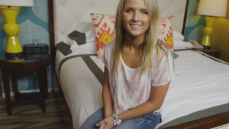 Миниатюрная блондинка захотела секса перед видео камерой