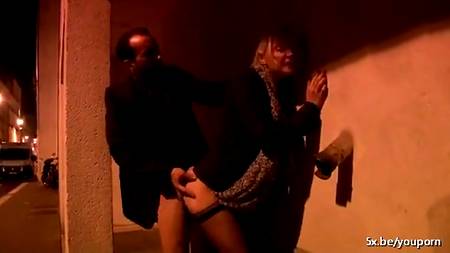 В подворотне распробовал любовницу во все дырки