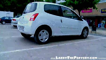 Стройная брюнетка здорово смотрится на члене своего соседа