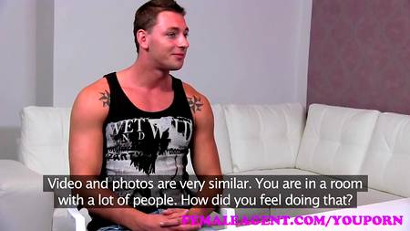 Самец получает работу через постель