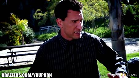 Две вооруженные сучки заманили в дом кабеля