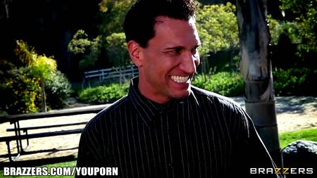 Две вооруженные сучки заманили в дом кабеля