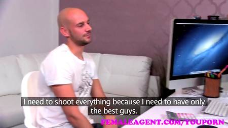 Девочка в очках всегда спит с новыми сотрудниками компании