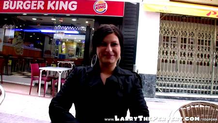 Мужик с камерой снимает весь свой половой акт с брюнеточкой