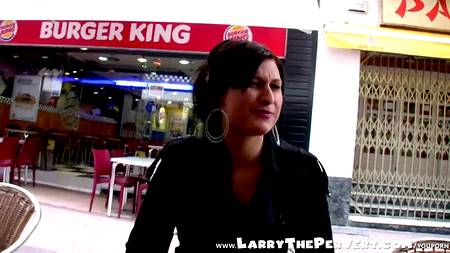 Мужик с камерой снимает весь свой половой акт с брюнеточкой