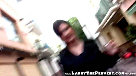 Мужик с камерой снимает весь свой половой акт с брюнеточкой