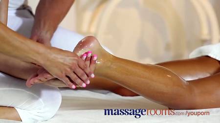 Страстный групповой трах в массажном салоне