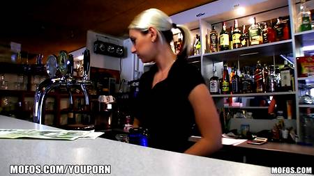 Барменша продалась за деньги