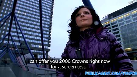 Телка довольно горяча в постели