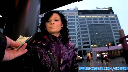 Телка довольно горяча в постели