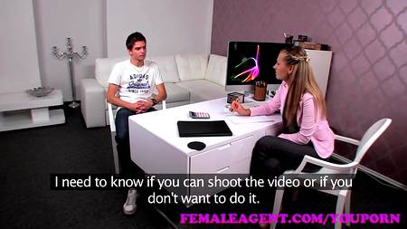 Молодой студент на кастинге получил откровенный секс