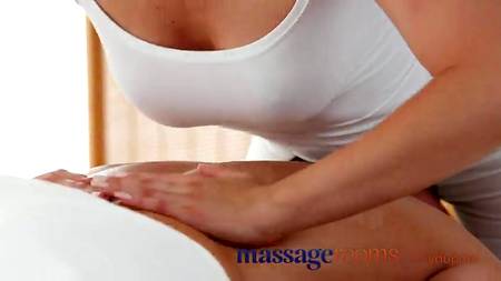 Грудастая массажистка соблазнила клиента