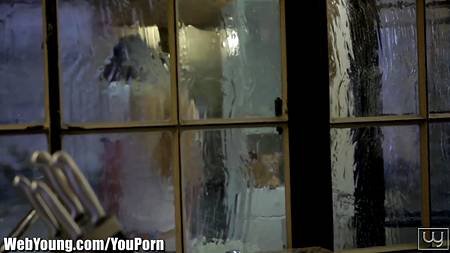 Вернувшись домой стройная девушка предалась мастурбации