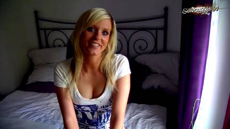 Домашнее порно от блондинки в бикини