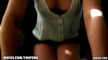 Паренек с камерой в руках познакомился с горячей девкой