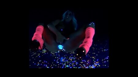 Блондинка мастурбирует при ультрафиолетовом излучении