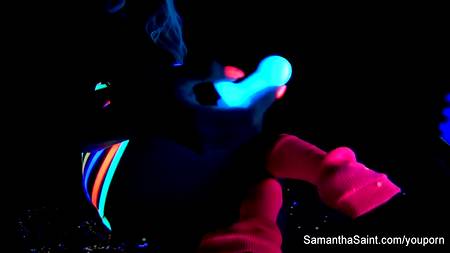 Блондинка мастурбирует при ультрафиолетовом излучении