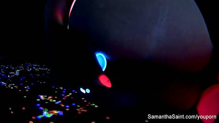 Блондинка мастурбирует при ультрафиолетовом излучении