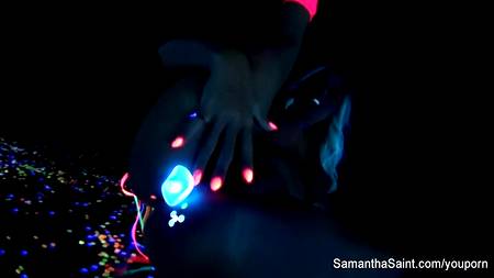 Блондинка мастурбирует при ультрафиолетовом излучении