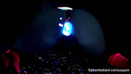 Блондинка мастурбирует при ультрафиолетовом излучении