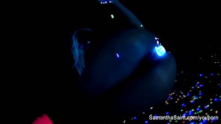 Блондинка мастурбирует при ультрафиолетовом излучении