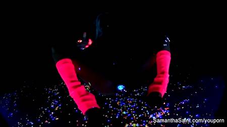 Блондинка мастурбирует при ультрафиолетовом излучении