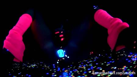 Блондинка мастурбирует при ультрафиолетовом излучении