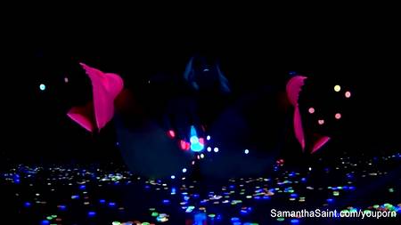 Блондинка мастурбирует при ультрафиолетовом излучении