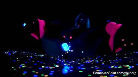 Блондинка мастурбирует при ультрафиолетовом излучении