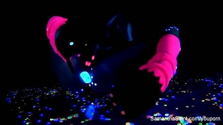 Блондинка мастурбирует при ультрафиолетовом излучении