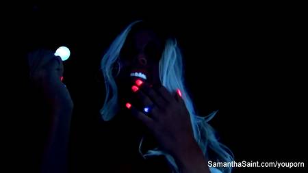 Блондинка мастурбирует при ультрафиолетовом излучении