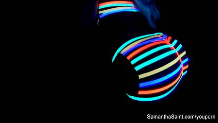 Блондинка мастурбирует при ультрафиолетовом излучении